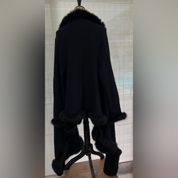 St. John Black Knit Cashmere Jacket/Cape lined with Fox Fur - Picture 4 of 7